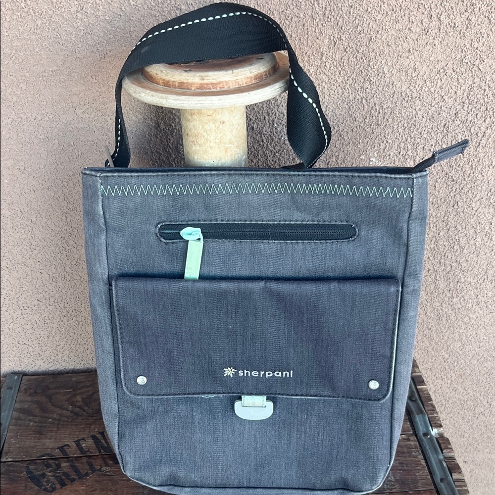 Sherpani Black and Blue crossbody bag